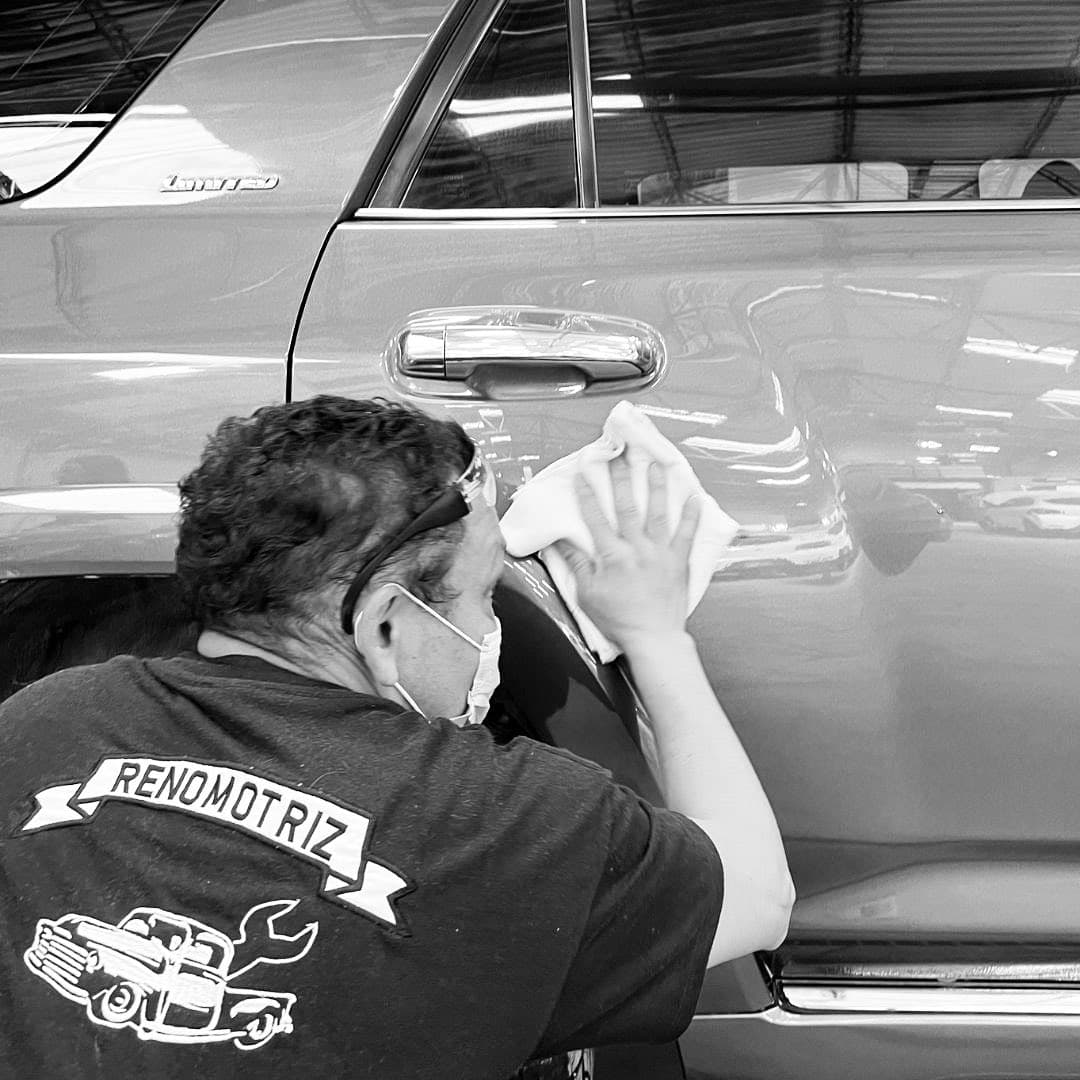 Técnico de Reno Motriz puliendo la carrocería de un vehículo