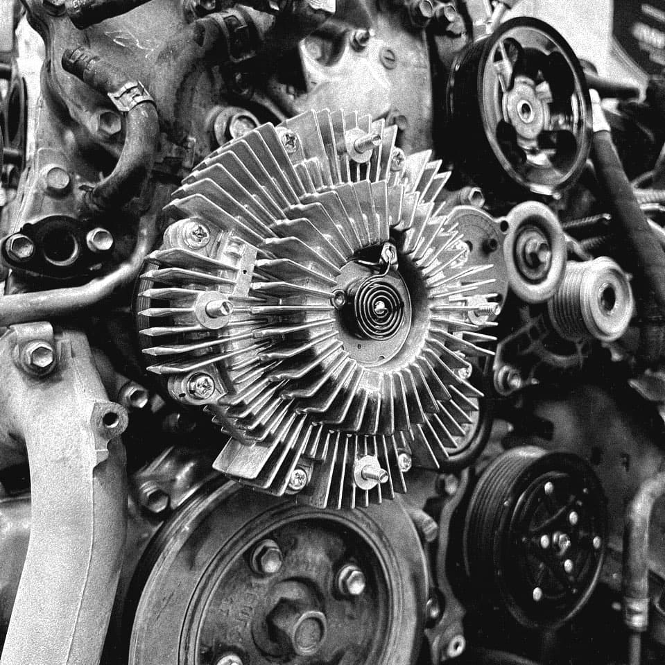 Detalle del motor de un vehículo durante la revisión